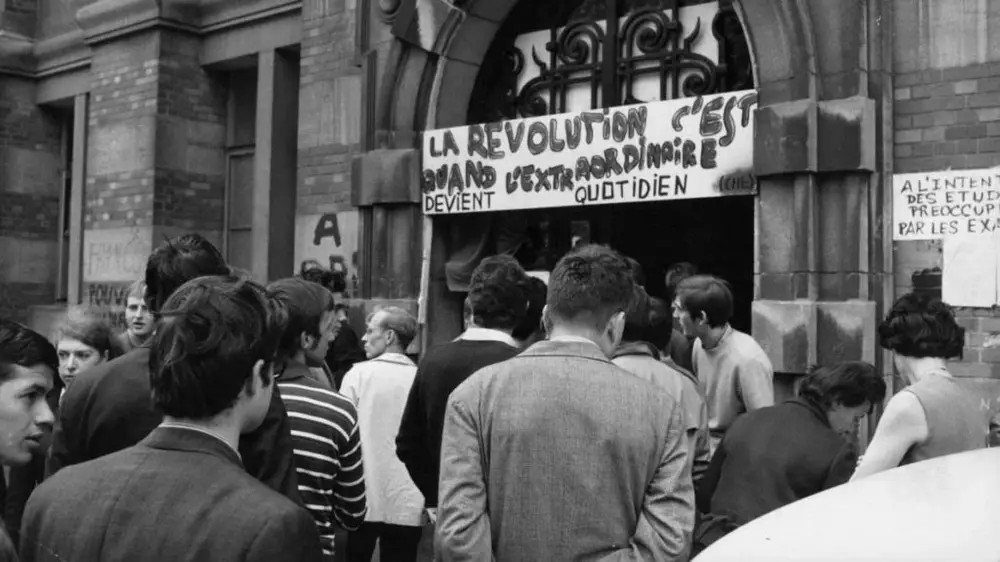 1968 年 5 月比利时学生集会，标语写着“革命就是让非凡成为日常”