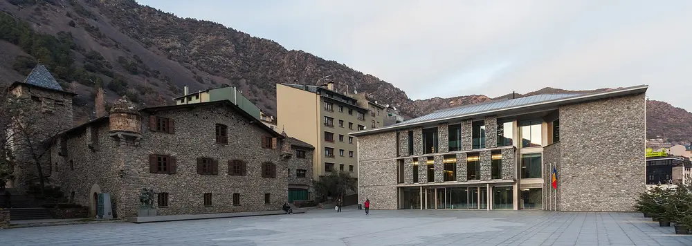 安道尔城的谷之家（Casa de la Vall，左）与议会新楼
