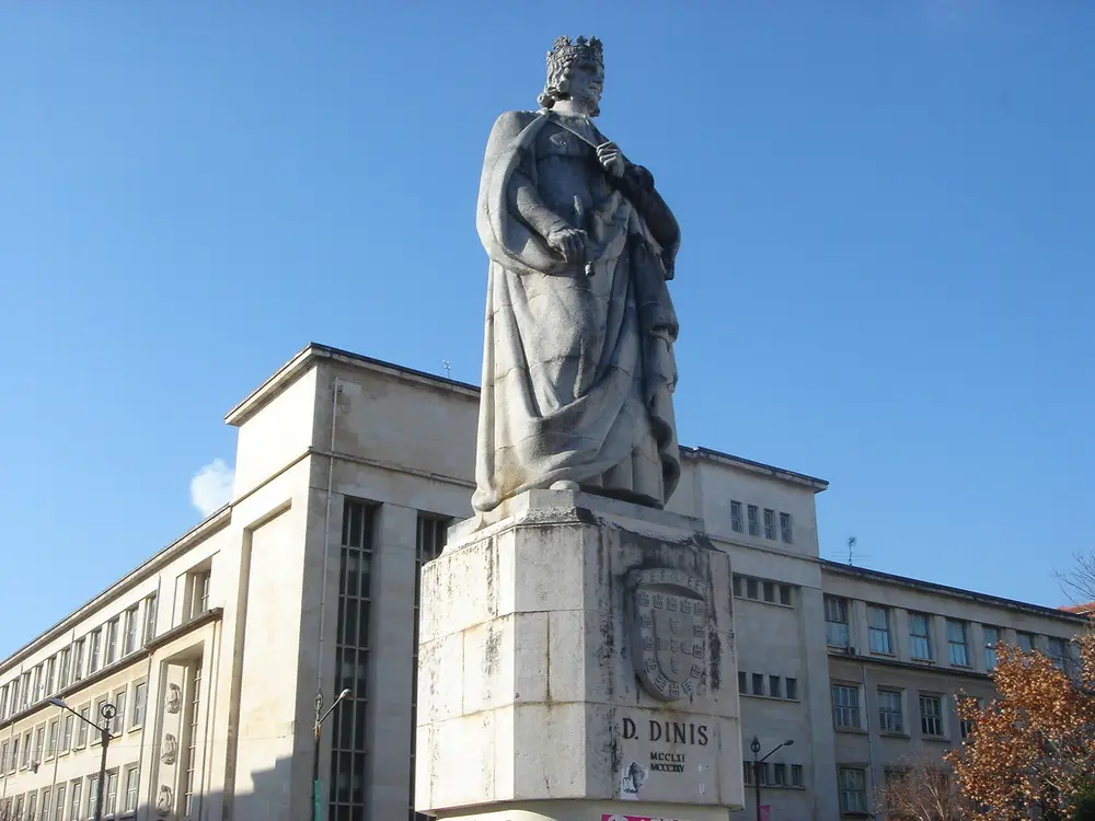 科英布拉大学内的迪尼什一世雕像