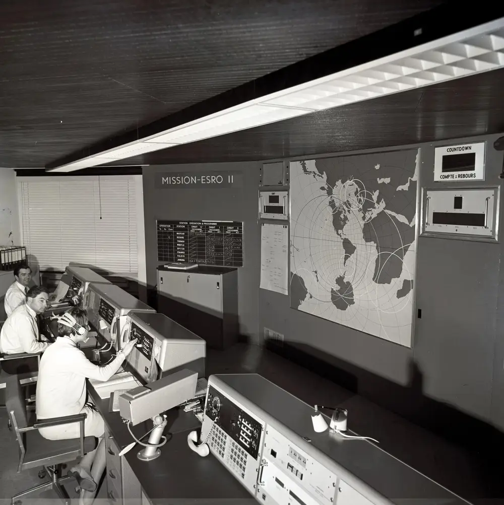 1968 年，欧洲空间运行中心的 ESRO-2 控制室