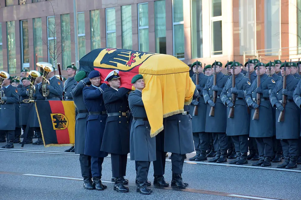 2015 年 11 月 23 日，汉堡为施密特举行国葬