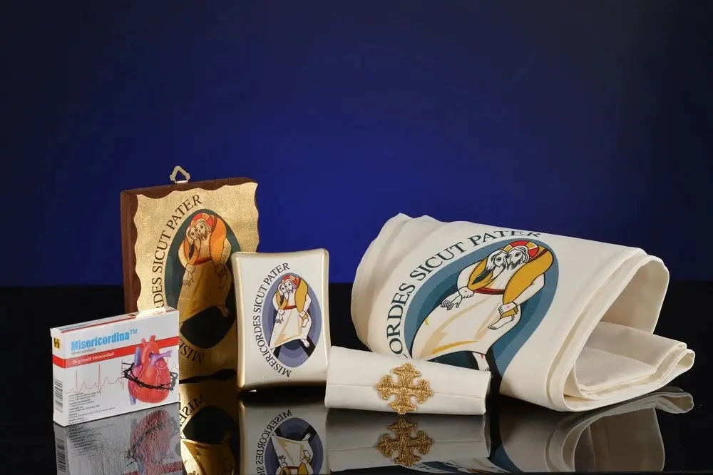 印有慈悲禧年会标“Misericordes sicut Pater”的纪念品