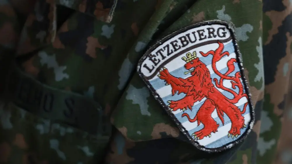 卢森堡军队迷彩服上的“LËTZEBUERG”红狮臂章