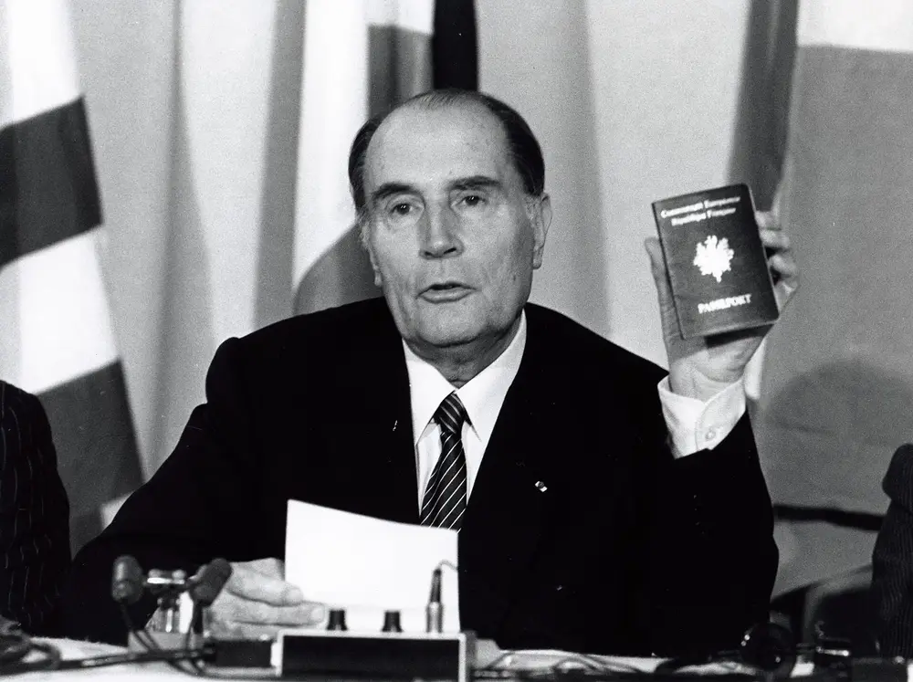 1984 年，密特朗在枫丹白露欧洲理事会上展示欧洲护照