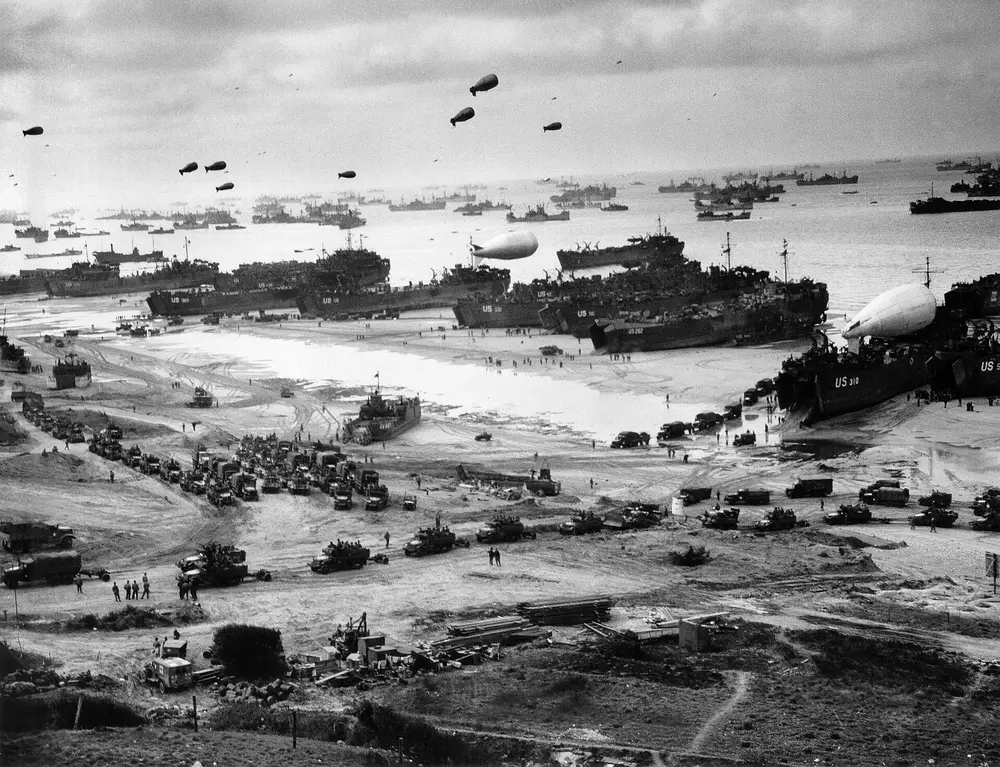 1944 年 6 月中旬，盟军坦克登陆舰在退潮的奥马哈海滩卸运物资