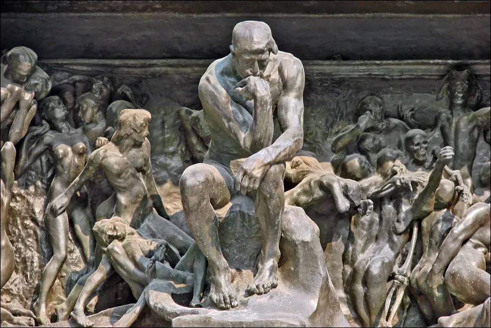 《地狱之门》上的《思想者》（巴黎罗丹博物馆）