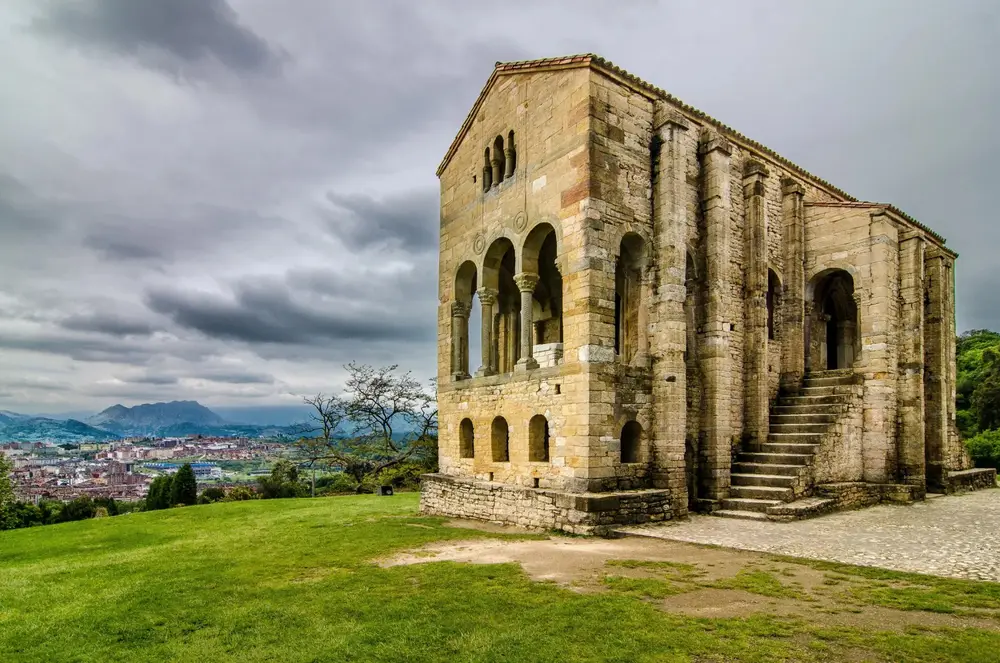 奥维耶多的纳兰科山圣玛利亚教堂（Santa María del Naranco）