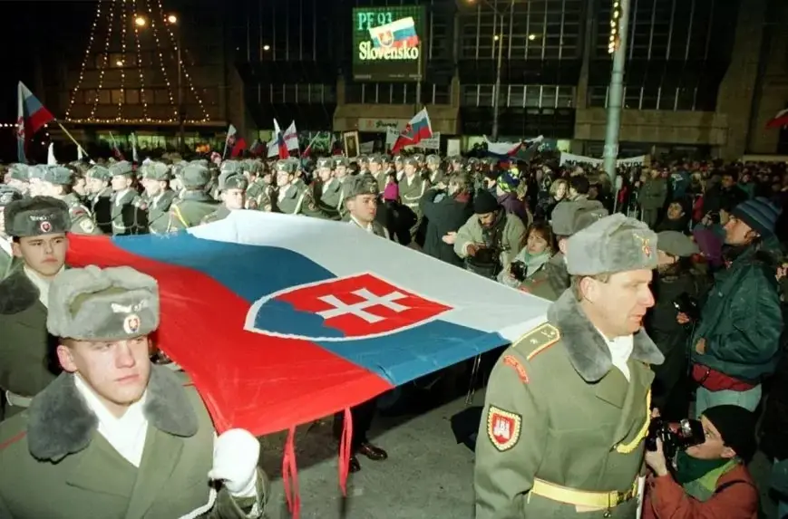 1993 年 1 月 1 日，布拉迪斯拉发民族起义广场庆祝斯洛伐克共和国成立