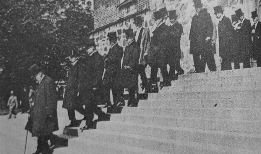 1922 年图尔库大学开学典礼，左为首任校长维尔库宁