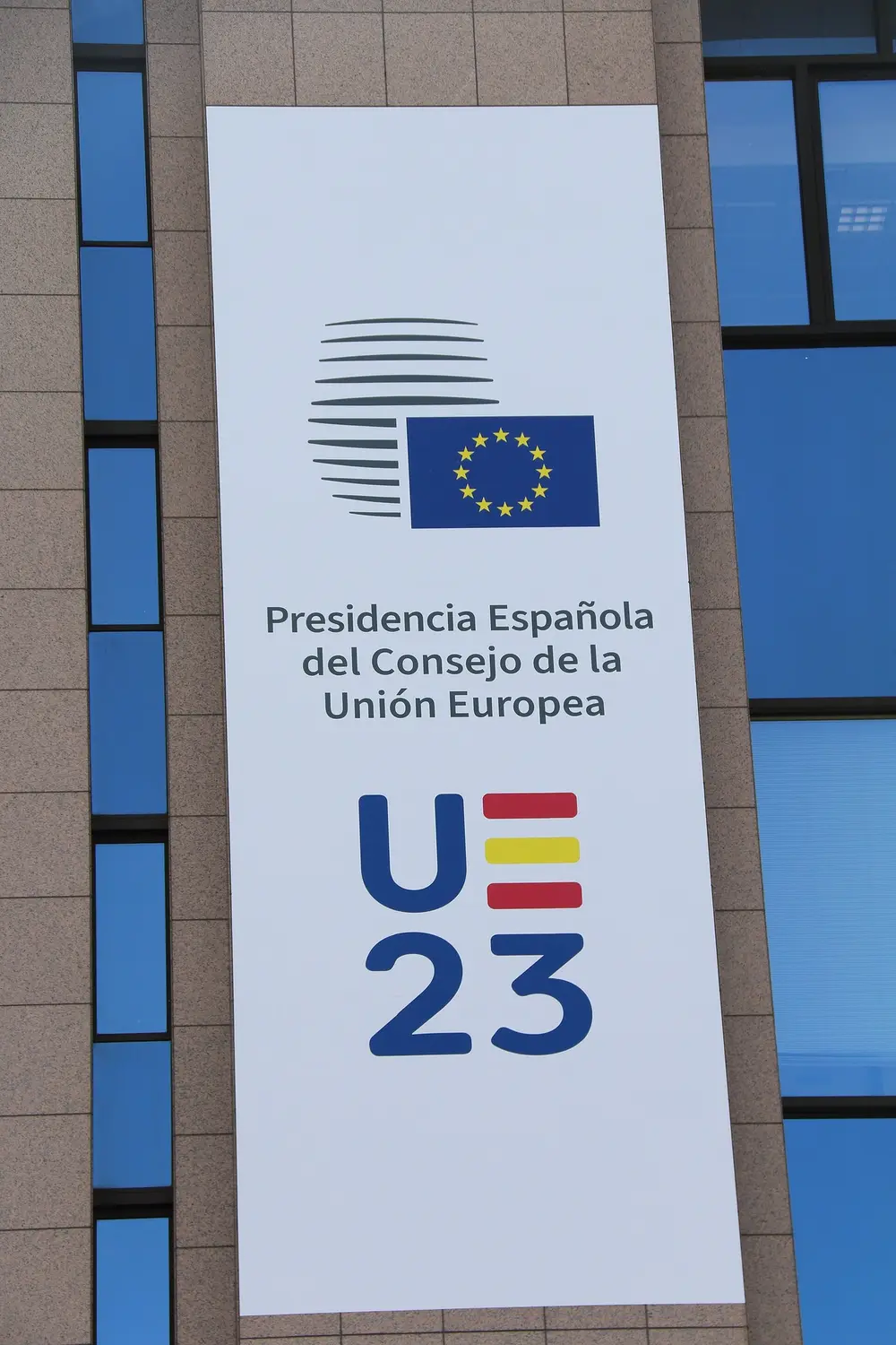 轮值主席国横幅上的“UE23”标志