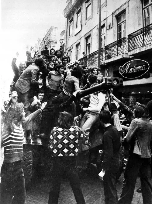 1974年康乃馨革命中，里斯本民众登上坦克欢庆