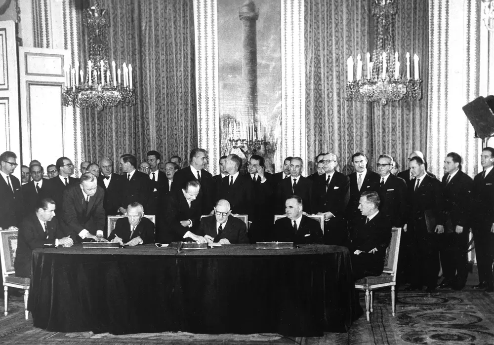 1963年阿登纳与戴高乐签署《爱丽舍条约》