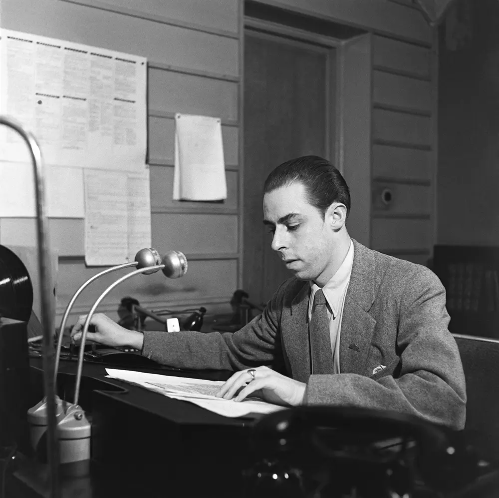 1930年代 Yle 广播播音室中的播音员